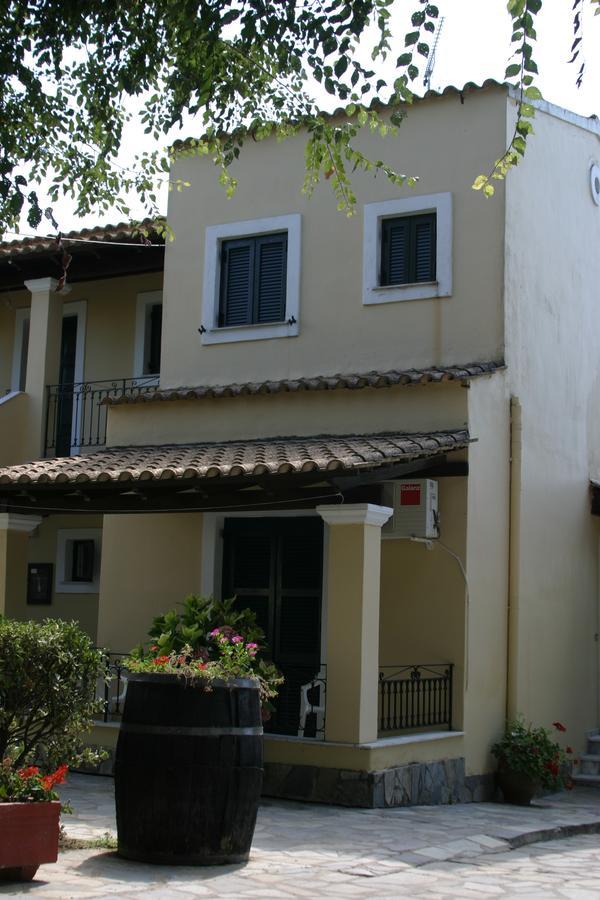 Spiti Nikos Aparthotel Danilia Bagian luar foto